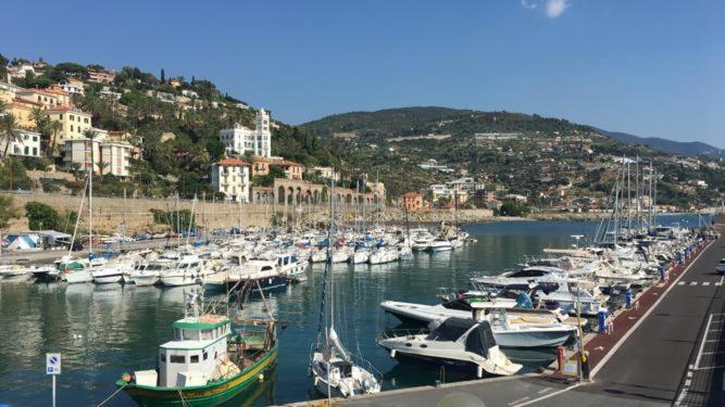 Appartamento Villa Rita A 100 M Dal Mare! 瓦莱克罗夏 外观 照片